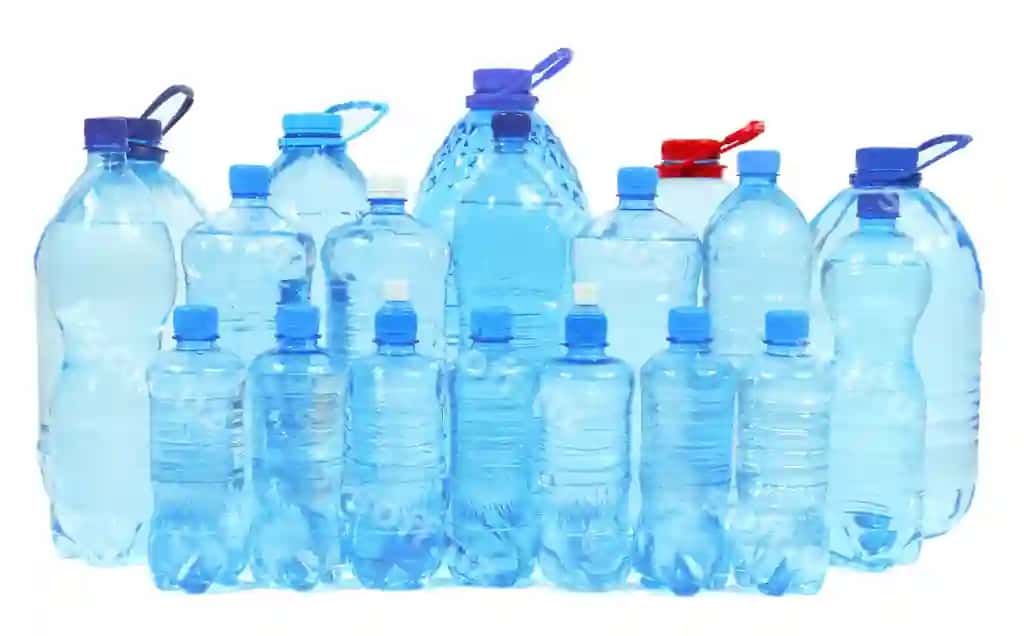 Suvo ajraltirilgan oq rangdagi boshqa botillar | Water different bottles isolated white