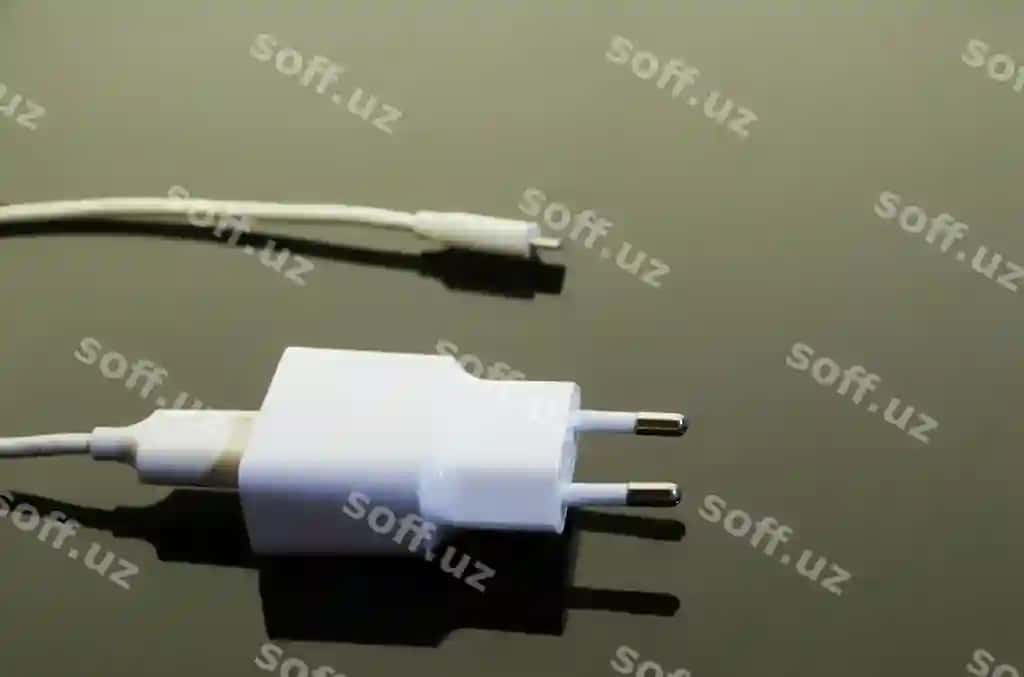 Yuqori burchakli ko'rinish mobil zaryadkа stol | High angle view mobile charger table