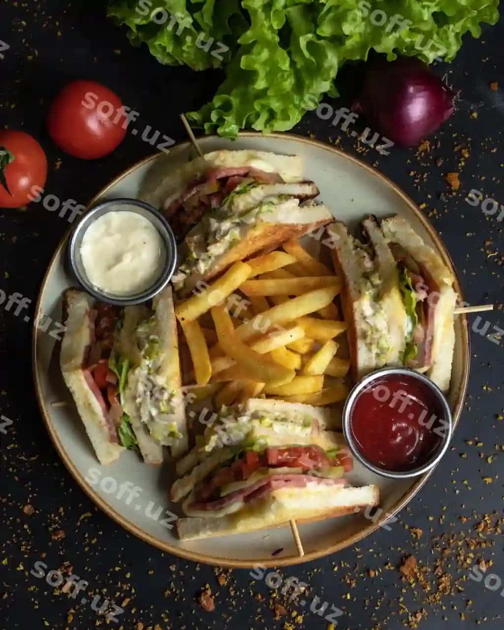 Diskdagi sandvichlar frenk fri va ketchup toʻgʻrisida | Plate sandwiches with french fries side ketchup
