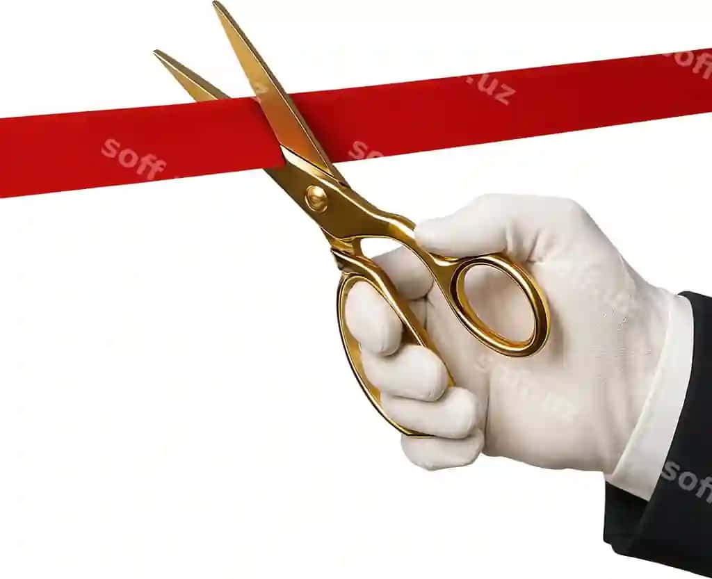 Marosimdagi lenta kesish oltin qisqichlar bilan qoplab olingan qolaq | Ceremonial ribbon cutting with golden scissors gloved hand