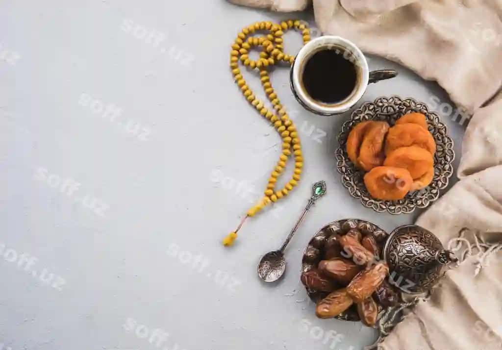 Kofe stakani qurutgan xurmo, meva va o'rik bilan | Coffee cup with dried dates fruit apricot