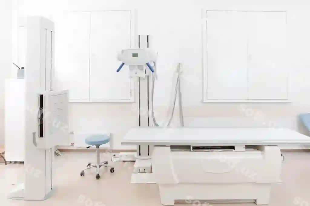 Rentgen bo'limi, zamonaviy kasalxona radiologiyasi xonasi, skaner mashinasi va bo'sh yotoq bilan | X ray department modern hospital radiology room with scan machine with empty bed