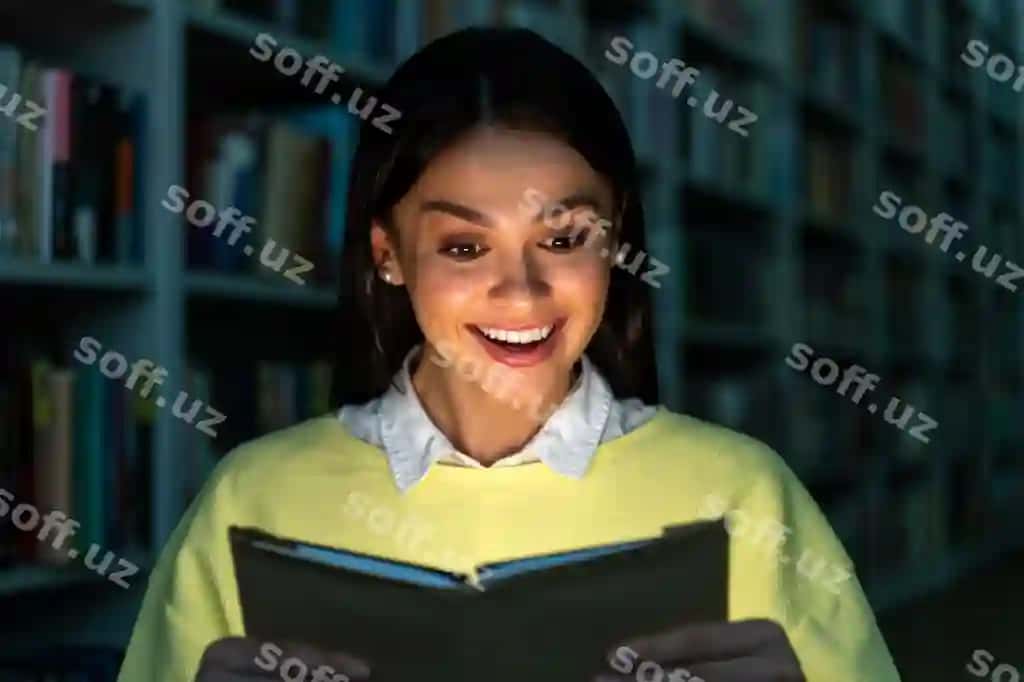 Foto yosh hayratlangan ayol kitob o'qiyotganda hissiyatga kelgan gulovchi tabassum bilan kechki kutubxona stock foto | Photo young amazed woman feeling excited while reading book with happy smile evening library stock photo