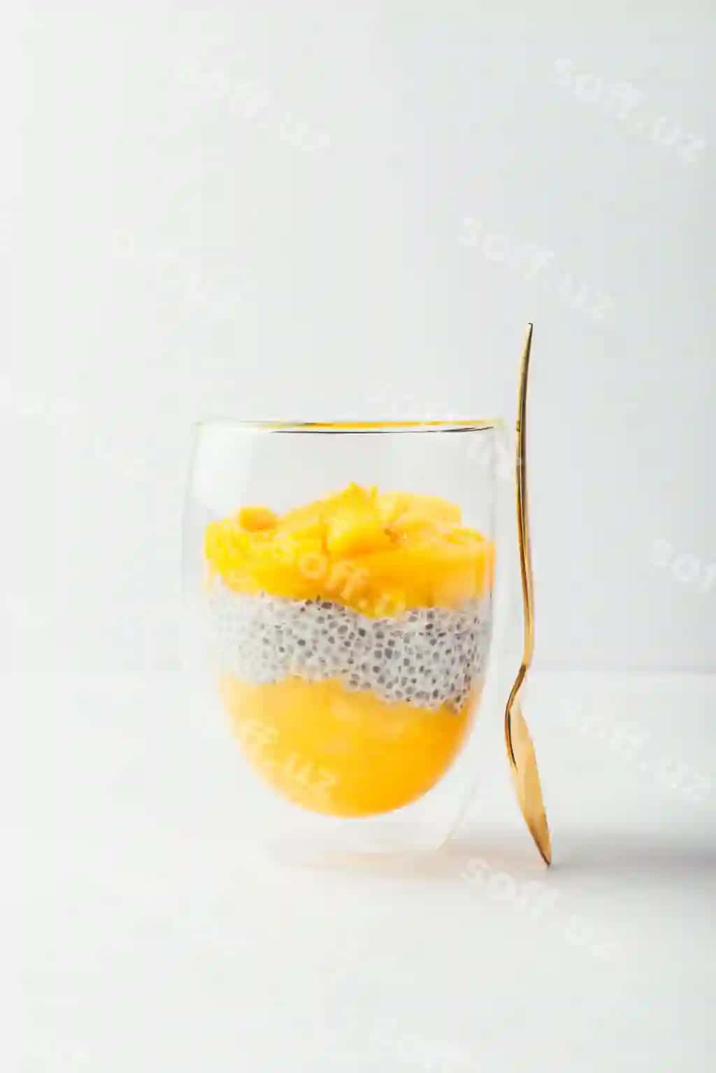 Yuqori ketma-ko'rinishdagi ichimliklar oq fondaida. | Close up drink against white background