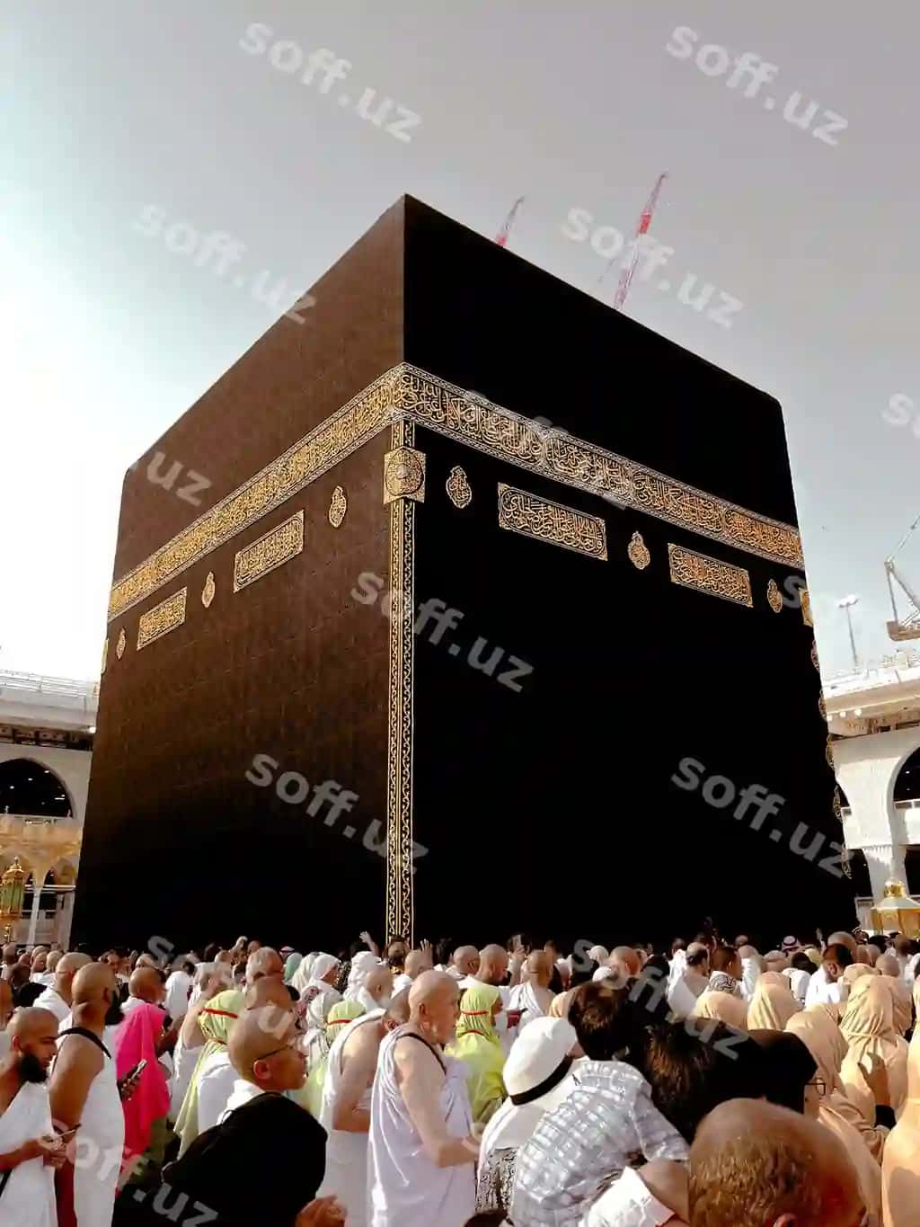 Jarayosh odamlar katta qora binо atrofida to'plangan. | Crowd people are gathered around large black building