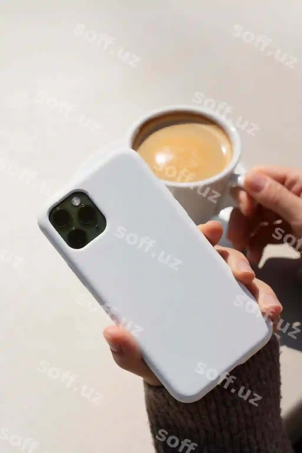 Shaxs tashqarida akilliq telefon modelini tutgan | Person holding smartphone mock up outdoors