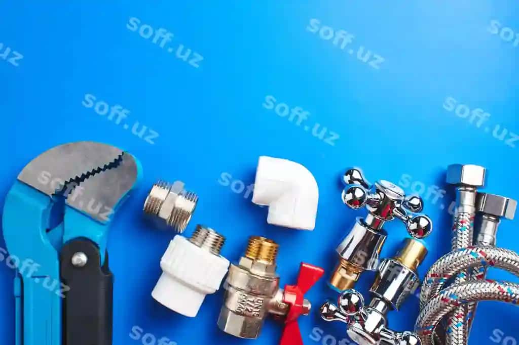 Tutqovli asboblar jihozlari ko'k fon matn uchun joy bilan | Plumbing tools equipment blue background with copy space