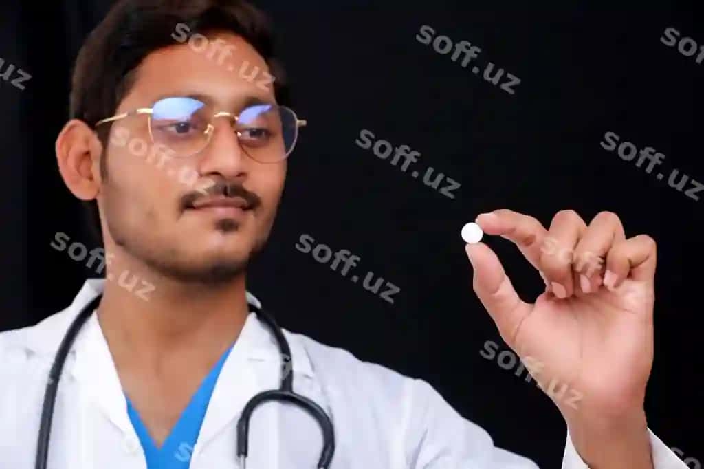 Yosh hindistonlik doktor qolqiqdagi tabletka ni tutgan | Young indian doctor holding pill hand