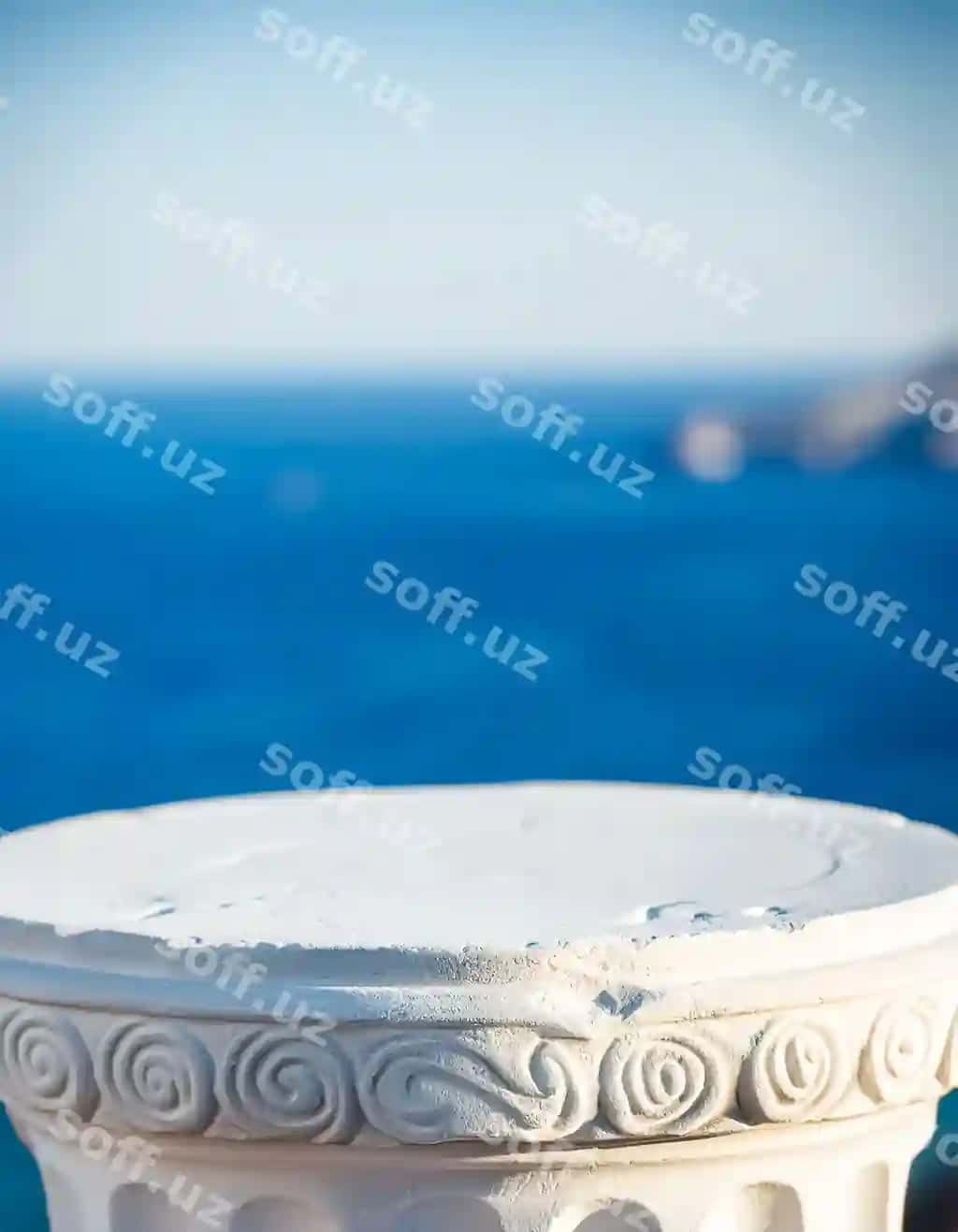Oq tosh sutama ko'k dengiz orqa fonda | White stone column with blue sea background