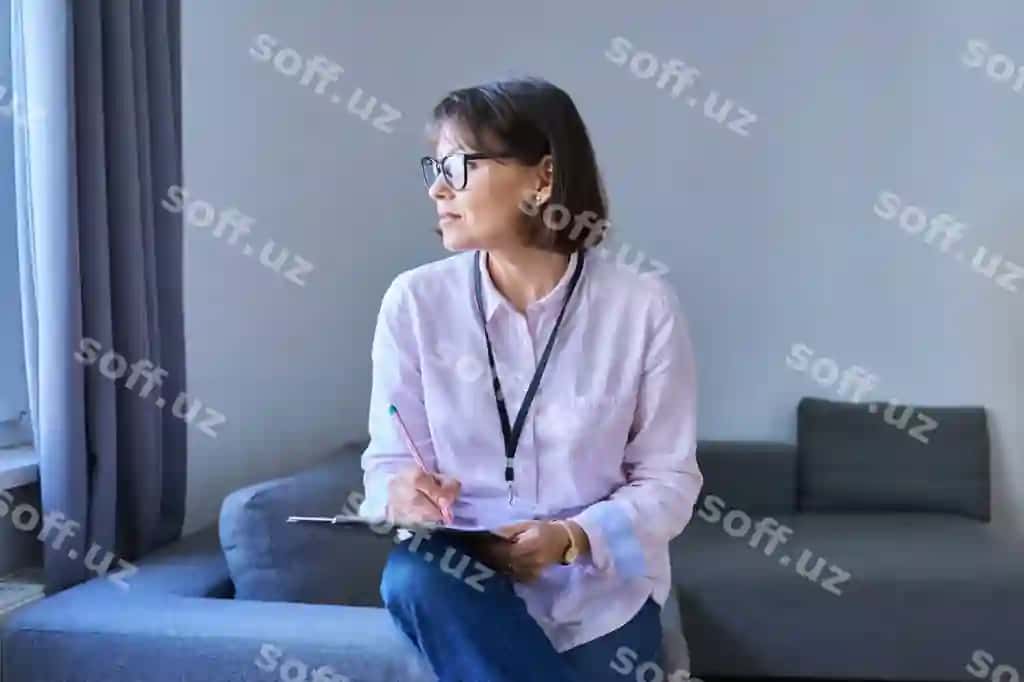 Portret ayol psixolog klipbort bilan ofisda o'tirgan | Portrait female psychologist with clipboard sitting office