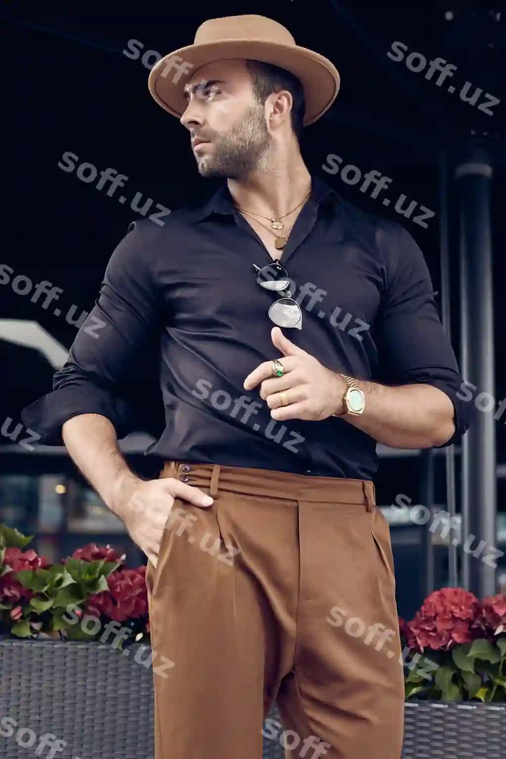 Chiroyli ajiz qorqin kuchli hipster erkak ko'chalarda rasmga tushgan | Beautiful brutal tanned muscular hipster man posing streets