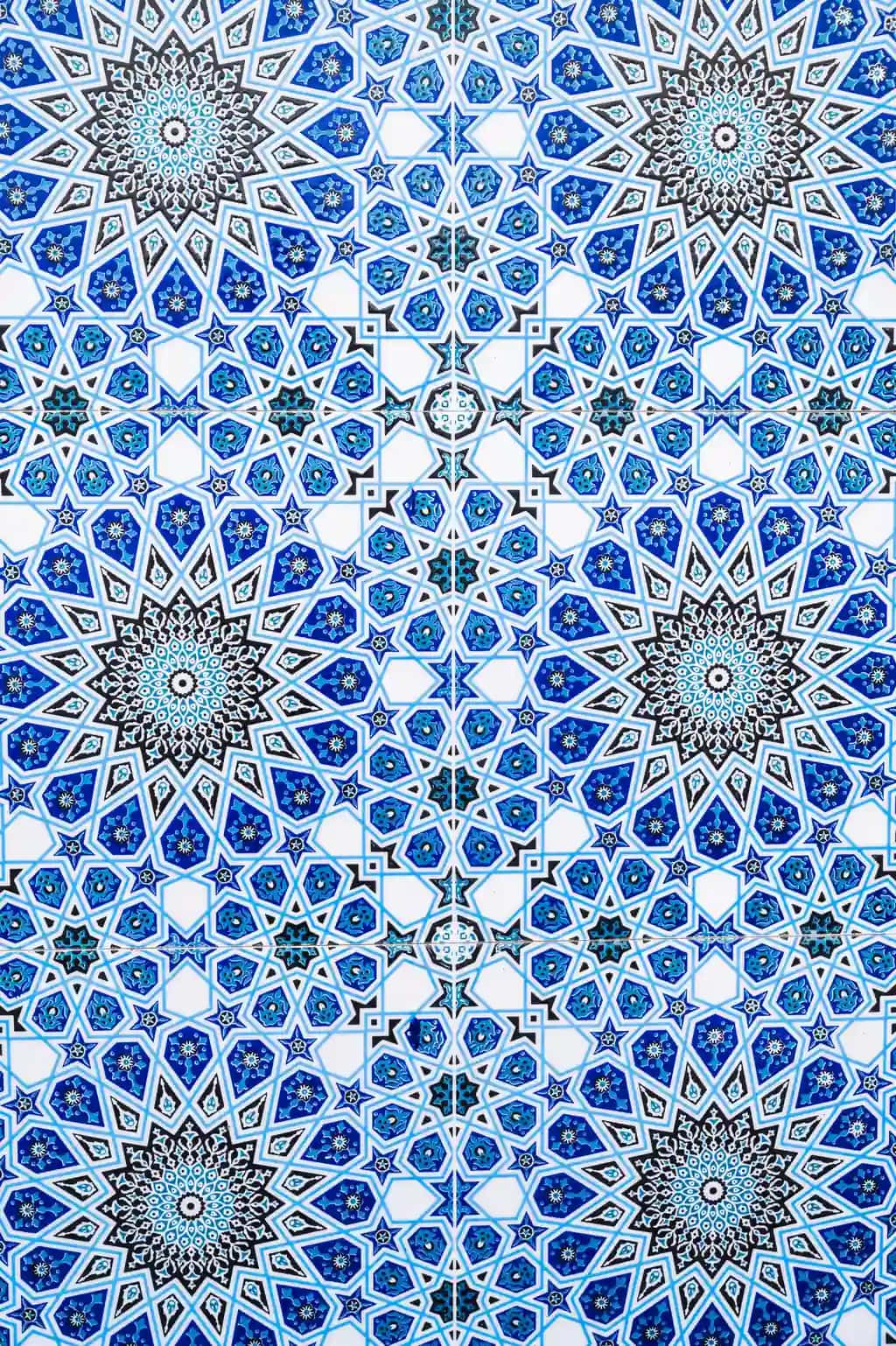 An'anaviy o'zbek sharqona naqshli keramik plitkalar o'zbekistan ko'k rangli dekorativ fonda islomiy bezakli | Ceramic tiles with traditional uzbek oriental pattern uzbekistan blue decorative background with islamic ornament