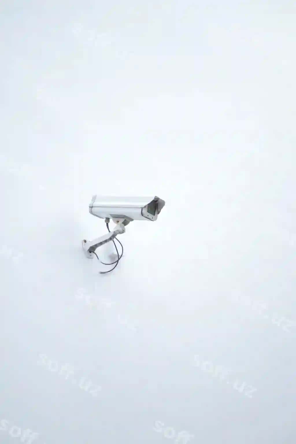 CCTV himoya kamerasi ishlayotgan oq devor, nusha uchun joy bilan | Cctv security camera operating white wall with copy space
